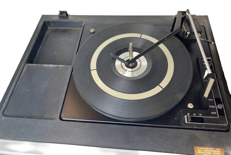Panasonic SE-1160D Record Player, Cassette, AM/FM Receiver