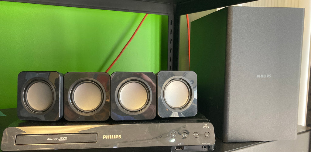 Phillips HTS3541/F7B Blue Ray Player/CD Home Theater System Missing 1 speaker and no remote