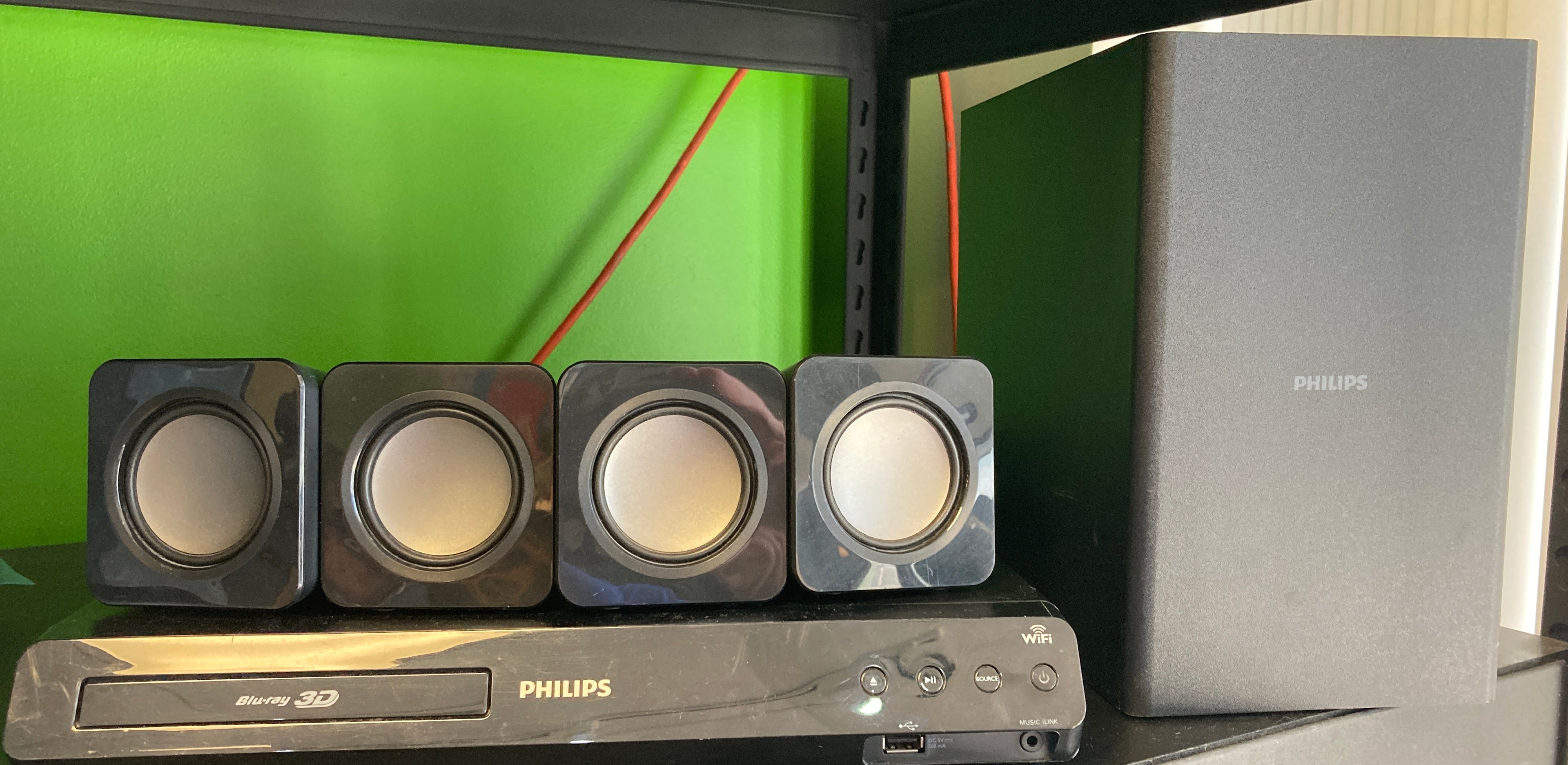 Phillips HTS3541/F7B Blue Ray Player/CD Home Theater System Missing 1 speaker and no remote
